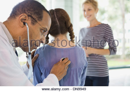 Medico di esaminare la ragazza con uno stetoscopio