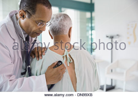 Maschio il controllo medico paziente senior con uno stetoscopio