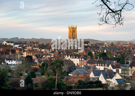 La cittadina di Ludlow, Shropshire, Regno Unito. San Lorenzo la Chiesa che si vede attraverso il fiume teme per l'Occidente. Foto Stock