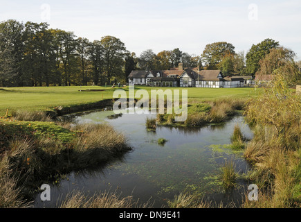 Knole Park Golf Club - Vista sul laghetto di xviii verde e clubhouse con colori autunnali e alberi Sevenoaks Kent England Foto Stock