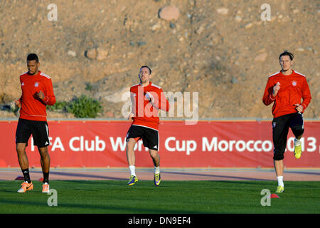 Marrakech, Marocco. Xx Dec, 2013. Del Bayern Monaco Jerome Boateng (L-R), Franck Ribery e Daniel van Buyten pratica durante una sessione di formazione a Marrakech, Marocco, 20 dicembre 2013. FC Bayern Monaco di Baviera riprodurrà il Raja Casablanca nel finale del Club World Cup il 21 dicembre 2013. Foto: David Ebener/dpa/Alamy Live News Foto Stock