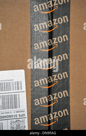 Un box consegnato con Amazon nastro su di esso. Foto Stock