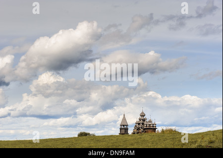 Antica chiesa di legno della trasfigurazione in isola di Kizhi in Russia in ricostruzione Foto Stock