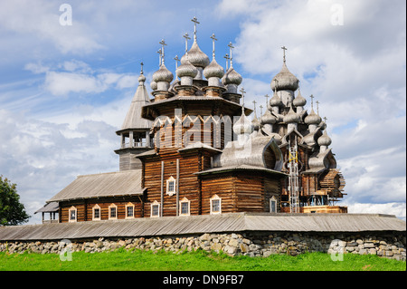 Antica chiesa di legno della trasfigurazione in isola di Kizhi in Russia in ricostruzione Foto Stock