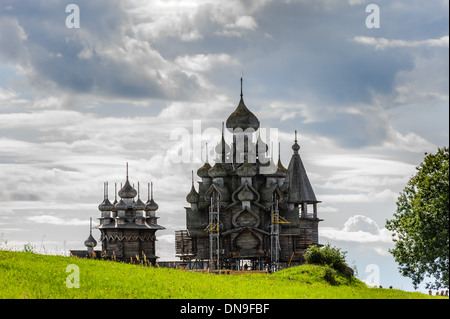 Antica chiesa di legno della trasfigurazione in isola di Kizhi in Russia in ricostruzione Foto Stock