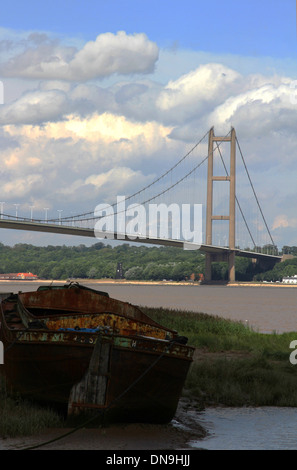 Vecchia nave da carico, abbandonata, era passata, relitto, arrugginimento, Humber Bridge, Kingston upon Hull, East Riding of Yorkshire, ponte sospeso. Foto Stock