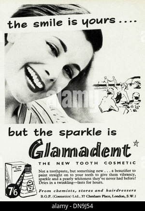 Anni Cinquanta la pubblicità. Vintage originale di moda femminile annuncio rivista per dente GLAMADENT cosmetic Foto Stock