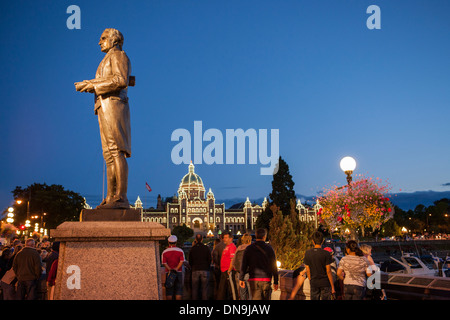 Statua del capitano James Cook a Victoria Inner Harbour al crepuscolo-Victoria, British Columbia, Canada. Foto Stock