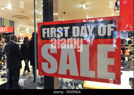 Oxford Street, Londra, Regno Unito. Xx Dicembre 2013. Vendita segni nella finestra del negozio di scarpe Russell & Bromley che inizia la sua vendita oggi. Credito: Matteo Chattle/Alamy Live News Foto Stock