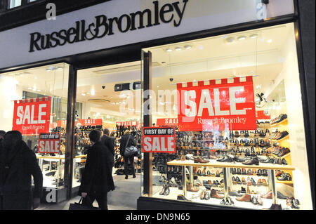 Oxford Street, Londra, Regno Unito. Xx Dicembre 2013. Vendita segni nella finestra del negozio di scarpe Russell & Bromley che inizia la sua vendita oggi. Credito: Matteo Chattle/Alamy Live News Foto Stock