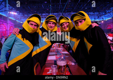 Londra, Regno Unito. Xx Dec, 2013. Tifosi olandesi attendere per l'azione a Ladbrokes mondo campionati freccette da Alexandra Palace. Credito: Azione Sport Plus/Alamy Live News Foto Stock