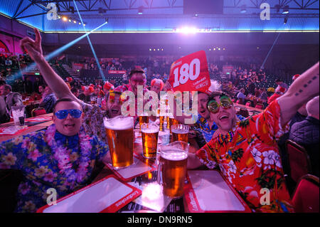 Londra, Regno Unito. Xx Dec, 2013. Tifosi olandesi attendere per l'azione a Ladbrokes mondo campionati freccette da Alexandra Palace. Credito: Azione Sport Plus/Alamy Live News Foto Stock