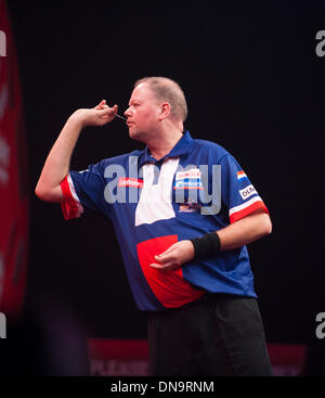 Londra, Regno Unito. Xx Dec, 2013. Raymond van Barneveld [Paesi Bassi] in azione contro Jamie Caven [Inghilterra] durante la Ladbrokes mondo campionati freccette da Alexandra Palace. Credito: Azione Sport Plus/Alamy Live News Foto Stock