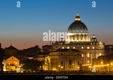 Vista della Basilica di San Pietro e il Vaticano da Ponte Umberto I al crepuscolo, Roma, lazio, Italy Foto Stock