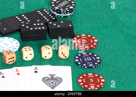 Un'immagine che mostra un assortimento di giochi e i chip per le scommesse con Foto Stock