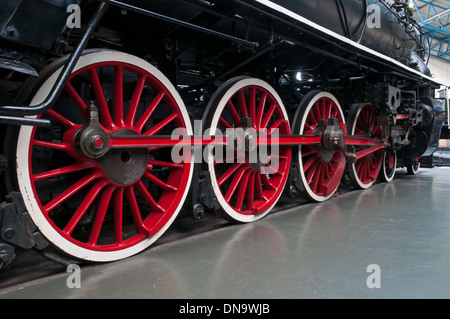 Ruote motrici del governo cinese ferrovie locomotiva a vapore 4-8-4 KF7 n. 607. Foto Stock