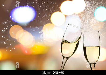 Occhiali con champagne contro fuochi d'artificio e orologio vicino a mezzanotte Foto Stock