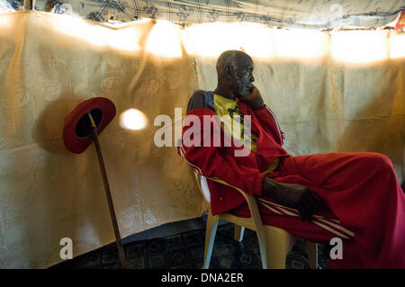 Alian, Jonglei, Sud Sudan. Xiv Nov, 2009. Dinka capo tribù KEECH KEECH BIOR riposa in una capanna in Alian, vicino a Bor, Jonglei, sud Sudan, in questo 2009 foto d'archivio. Capi come Kech servono come rurale rappresentanti tribali con i governi del paese. © sarà Seberger/ZUMAPRESS.com/Alamy Live News Foto Stock