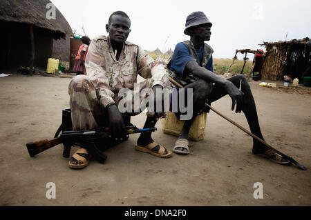 Alian, Jonglei, Sud Sudan. Xiii Nov, 2009. Dinka bovini-keepers sono visti in un file 2009 foto in villaggio Alian, Jonglei, Sud Sudan. Questi uomini tendono a e proteggere il bestiame sia di essere umano e predatori minacce. Una lunga tradizione di inter-tribal bovini-razzia è diventata popolare con i giovani di meno potenti e benestanti di tribù. Le incursioni sono diventati anche molto più violento. © sarà Seberger/ZUMAPRESS.com/Alamy Live News Foto Stock