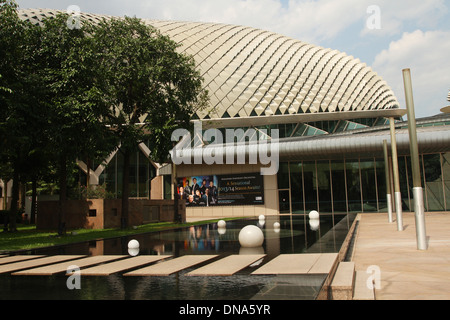 Piscina riflettente all'Esplanade, i teatri sulla baia. Singapore. Foto Stock