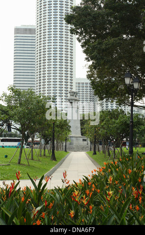Il cenotafio. Un monumento nel parco Esplanade. Singapore. Edifici di sfondo sono il Raffles City Shopping Centre. Foto Stock