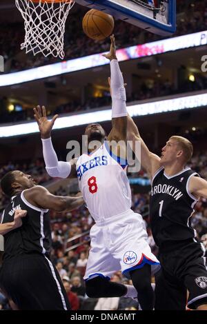 Philadelphia, Pennsylvania, USA. Xx Dec, 2013. Philadelphia 76ers guardia di ripresa Tony Wroten (8) va per il tiro come egli si divide tra reti di Brooklyn center Andray Blatche (0) e la potenza in avanti Mason Plumlee (1) durante il gioco NBA tra le reti di Brooklyn e la Philadelphia 76ers presso la Wells Fargo Center di Philadelphia, Pennsylvania. (Christopher Szagola/Cal Sport Media) Credito: csm/Alamy Live News Foto Stock