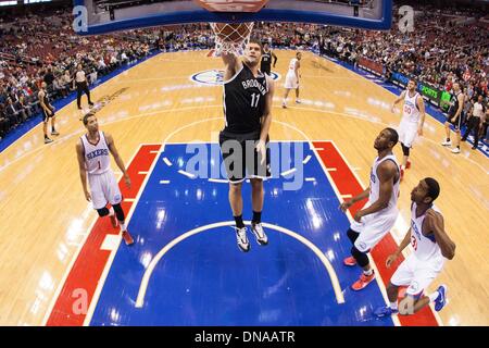 Dicembre 20, 2013: Brooklyn Nets centro Brook Lopez (11) schiacciate la palla durante il gioco NBA tra le reti di Brooklyn e la Philadelphia 76ers presso la Wells Fargo Center di Philadelphia, Pennsylvania. Il 76ers ha vinto 121-120 in ore di lavoro straordinario. (Christopher Szagola/Cal Sport Media) Foto Stock