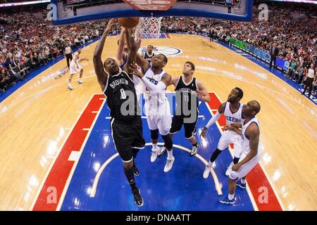 Dicembre 20, 2013: Brooklyn Nets centro Andray Blatche (0) va per il tiro con Philadelphia 76ers avanti potenza Lavoy Allen (50) di guardia lui durante il gioco NBA tra le reti di Brooklyn e la Philadelphia 76ers presso la Wells Fargo Center di Philadelphia, Pennsylvania. Il 76ers ha vinto 121-120 in ore di lavoro straordinario. (Christopher Szagola/Cal Sport Media) Foto Stock