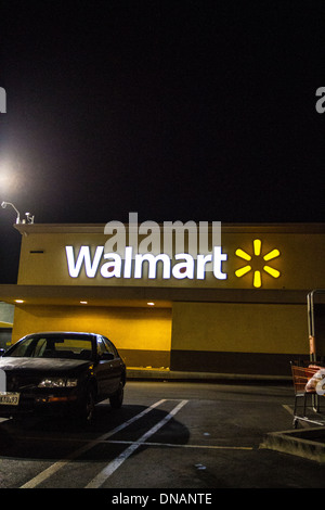 Un Walmart segno di notte in West Hills California Foto Stock