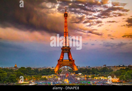 La Torre Eiffel e la skyline di Parigi visto di notte da Montparnasse 56 Torre, Francia. Foto Stock