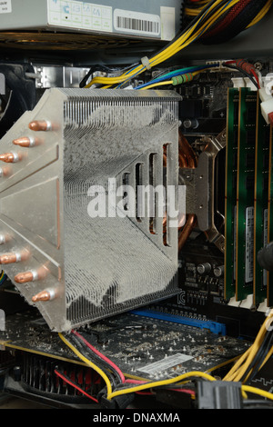 Polveroso aletta di raffreddamento della CPU nel computer Foto Stock