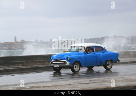 1953 Chevrolet 150 Sedan su Malecón (ufficialmente Avenida de Maceo), Vedado, Havana, Cuba, il Mare dei Caraibi e America centrale Foto Stock