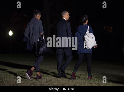 Washington, DC, Stati Uniti d'America. 21 dic 2013. Il Presidente degli Stati Uniti Barack Obama passeggiate con le sue figlie Sasha (L) e Malia come la prima famiglia si diparte la Casa Bianca per una vacanza con la famiglia alle Hawaii. Credito: dpa picture alliance/Alamy Live News Foto Stock