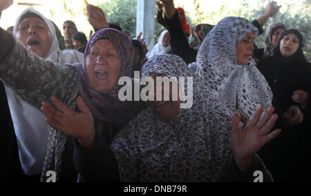 La striscia di Gaza, Territori palestinesi. Xxi Dec, 2013. Un parente di Odah palestinese Hamad piange durante il suo funerale in Beit Hanoun nel nord della Striscia di Gaza il 21 dicembre 2013. Le forze israeliane hanno sparato e ucciso un palestinese, Hamad, 22-anno-vecchio e ferito altri tre in tre separati incidenti transfrontaliera di violenza nella Striscia di Gaza il venerdì, i funzionari palestinesi detto. I militari israeliani che ha a lungo detta zona di Gaza lungo la recinzione di confine è off limits, ha detto che stava cercando nelle relazioni.Foto: Majdi Fathi/NurPhoto Credito: Majdi Fathi/NurPhoto/ZUMAPRESS.com/Alamy Live News Foto Stock