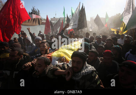 La striscia di Gaza, Territori palestinesi. Xxi Dec, 2013. Persone in lutto portano il corpo di 22-anno-vecchio Odah palestinese Hamad durante il suo funerale in Beit Hanoun nel nord della Striscia di Gaza il 21 dicembre 2013. Le forze israeliane hanno sparato e ucciso un palestinese, Hamad, e ferito altri tre in tre separati incidenti transfrontaliera di violenza nella Striscia di Gaza il venerdì, i funzionari palestinesi detto. I militari israeliani che ha a lungo detta zona di Gaza lungo la recinzione di confine è off limits, ha detto che stava cercando nelle relazioni.Foto: Majdi Fathi/NurPhoto Credito: Majdi Fathi/NurPhoto/ZUMAPRESS.com/Alamy Live News Foto Stock