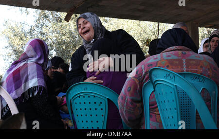 La striscia di Gaza, Territori palestinesi. Xxi Dec, 2013. Un parente di Odah palestinese Hamad piange durante il suo funerale in Beit Hanoun nel nord della Striscia di Gaza il 21 dicembre 2013. Le forze israeliane hanno sparato e ucciso un palestinese, Hamad, 22-anno-vecchio e ferito altri tre in tre separati incidenti transfrontaliera di violenza nella Striscia di Gaza il venerdì, i funzionari palestinesi detto. I militari israeliani che ha a lungo detta zona di Gaza lungo la recinzione di confine è off limits, ha detto che stava cercando nelle relazioni.Foto: Majdi Fathi/NurPhoto Credito: Majdi Fathi/NurPhoto/ZUMAPRESS.com/Alamy Live News Foto Stock