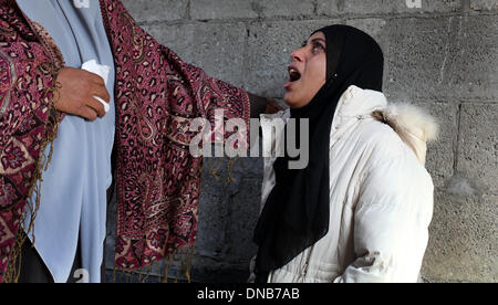 La striscia di Gaza, Territori palestinesi. Xxi Dec, 2013. Un parente di Odah palestinese Hamad piange durante il suo funerale in Beit Hanoun nel nord della Striscia di Gaza il 21 dicembre 2013. Le forze israeliane hanno sparato e ucciso un palestinese, Hamad, 22-anno-vecchio e ferito altri tre in tre separati incidenti transfrontaliera di violenza nella Striscia di Gaza il venerdì, i funzionari palestinesi detto. I militari israeliani che ha a lungo detta zona di Gaza lungo la recinzione di confine è off limits, ha detto che stava cercando nelle relazioni.Foto: Majdi Fathi/NurPhoto Credito: Majdi Fathi/NurPhoto/ZUMAPRESS.com/Alamy Live News Foto Stock