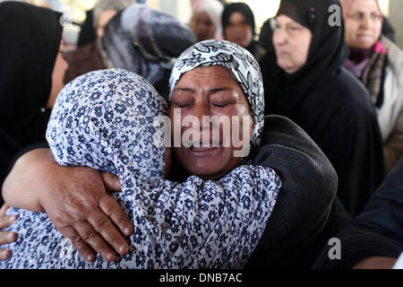 La striscia di Gaza, Territori palestinesi. Xxi Dec, 2013. Un parente di Odah palestinese Hamad piange durante il suo funerale in Beit Hanoun nel nord della Striscia di Gaza il 21 dicembre 2013. Le forze israeliane hanno sparato e ucciso un palestinese, Hamad, 22-anno-vecchio e ferito altri tre in tre separati incidenti transfrontaliera di violenza nella Striscia di Gaza il venerdì, i funzionari palestinesi detto. I militari israeliani che ha a lungo detta zona di Gaza lungo la recinzione di confine è off limits, ha detto che stava cercando nelle relazioni.Foto: Majdi Fathi/NurPhoto Credito: Majdi Fathi/NurPhoto/ZUMAPRESS.com/Alamy Live News Foto Stock