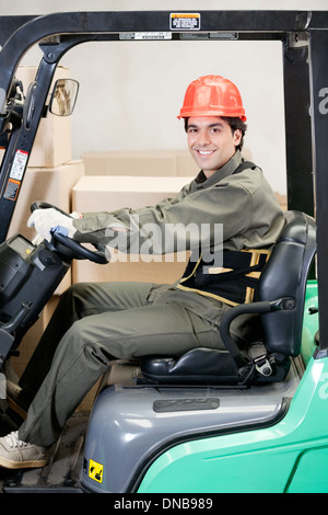 Ritratto di un fiducioso Driver di carrello elevatore a forche Foto Stock