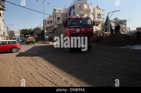 La città di Gaza, Striscia di Gaza, Territori palestinesi. Xxi Dec, 2013. Soccorso Palestinese aiutare i lavoratori residenti spostare su una barca di Gaza City, 21 dicembre 2013. Gli operatori di soccorso evacuato migliaia di striscia di Gaza ai residenti di case inondate dalla pioggia pesante, con barche da pesca e pesanti attrezzature di costruzione per sradicare alcuni di quelli catturati dai piani superiori Credito: Yasser Qudih APA/images/ZUMAPRESS.com/Alamy Live News Foto Stock