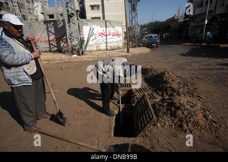 La città di Gaza, Striscia di Gaza, Territori palestinesi. Xxi Dec, 2013. Soccorso Palestinese aiutare i lavoratori residenti spostare su una barca di Gaza City, 21 dicembre 2013. Gli operatori di soccorso evacuato migliaia di striscia di Gaza ai residenti di case inondate dalla pioggia pesante, con barche da pesca e pesanti attrezzature di costruzione per sradicare alcuni di quelli catturati dai piani superiori Credito: Yasser Qudih APA/images/ZUMAPRESS.com/Alamy Live News Foto Stock