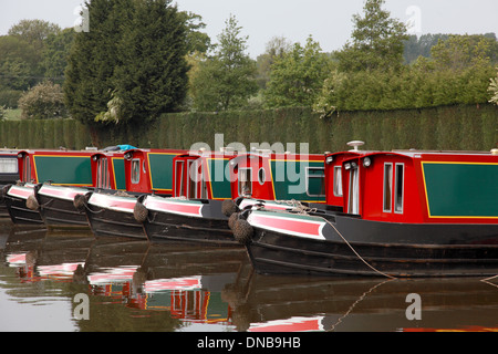 Narrowboats ormeggiato a Alvechurch Marina sulla Worcester e Birmingham Canal Foto Stock