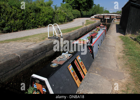 Un narrowboat nella serratura Wychnor sui Trent e Mersey Canal accanto alla A38 vicino Alrewas, Staffordshire, Inghilterra Foto Stock