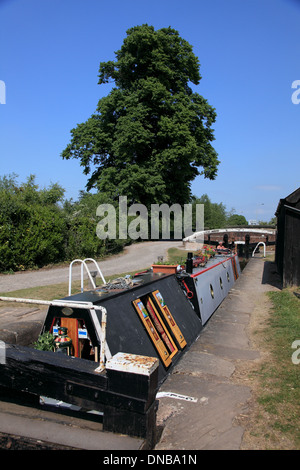 Un narrowboat nella serratura Wychnor sui Trent e Mersey Canal accanto alla A38 vicino Alrewas, Staffordshire Foto Stock