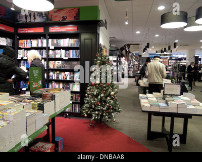 Vista interna di Waterstones bookshop a Natale con albero di Natale decorato, libri sul libro scaffali e persone in Cardiff Wales UK KATHY DEWITT Foto Stock