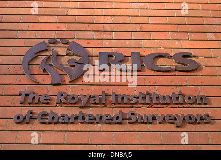 Esterno con il nome e il logo di rics, Royal Institution of Chartered Surveyors, Londra, Inghilterra Foto Stock