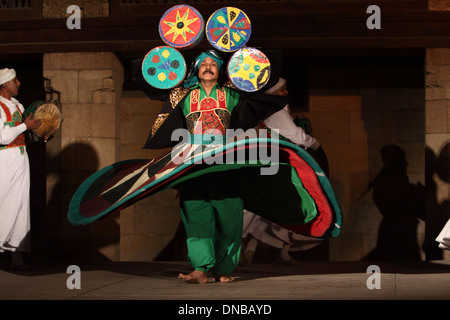 Dervisci Rotanti-Sufi dance show al Cairo . Foto Stock