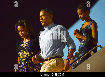 Honolulu, Hawaii, Stati Uniti d'America. 20 dic 2013. Il Presidente degli Stati Uniti Barack Obama e la first lady Michelle Obama e Sasha Obama arriva a base comune Harbor-Hickam perla, a Honolulu, Hawaii per la loro vacanza invernale sul dicembre 20, 2013. Credito: dpa picture alliance/Alamy Live News Foto Stock