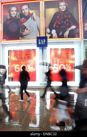 Londra, Regno Unito. 21 dic 2013. Xmas agli acquirenti con ombrelloni braved la pioggia per approfittare delle pre-vendite di Natale e last minute shopping rush in Oxford Street a Londra, Inghilterra Credito: Paul Brown/Alamy Live News Foto Stock