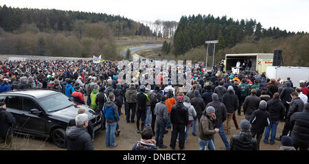 Norimberga, Germania. Xxi Dec, 2013. Circa 1.500 tifosi motoristico dimostrare contro la vendita del Nuerburgring vicino a Nuremberg, Germania, 21 dicembre 2013. Il procedimento di gara avrà termine all'inizio del 2014. Foto: Thomas Frey/dpa/Alamy Live News Foto Stock